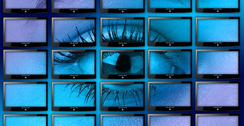 Auge hinter vielen Monitoren als Symbol für Mitarbeiterüberwachung