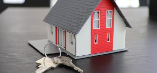 Modellhaus und Hausschlüssel