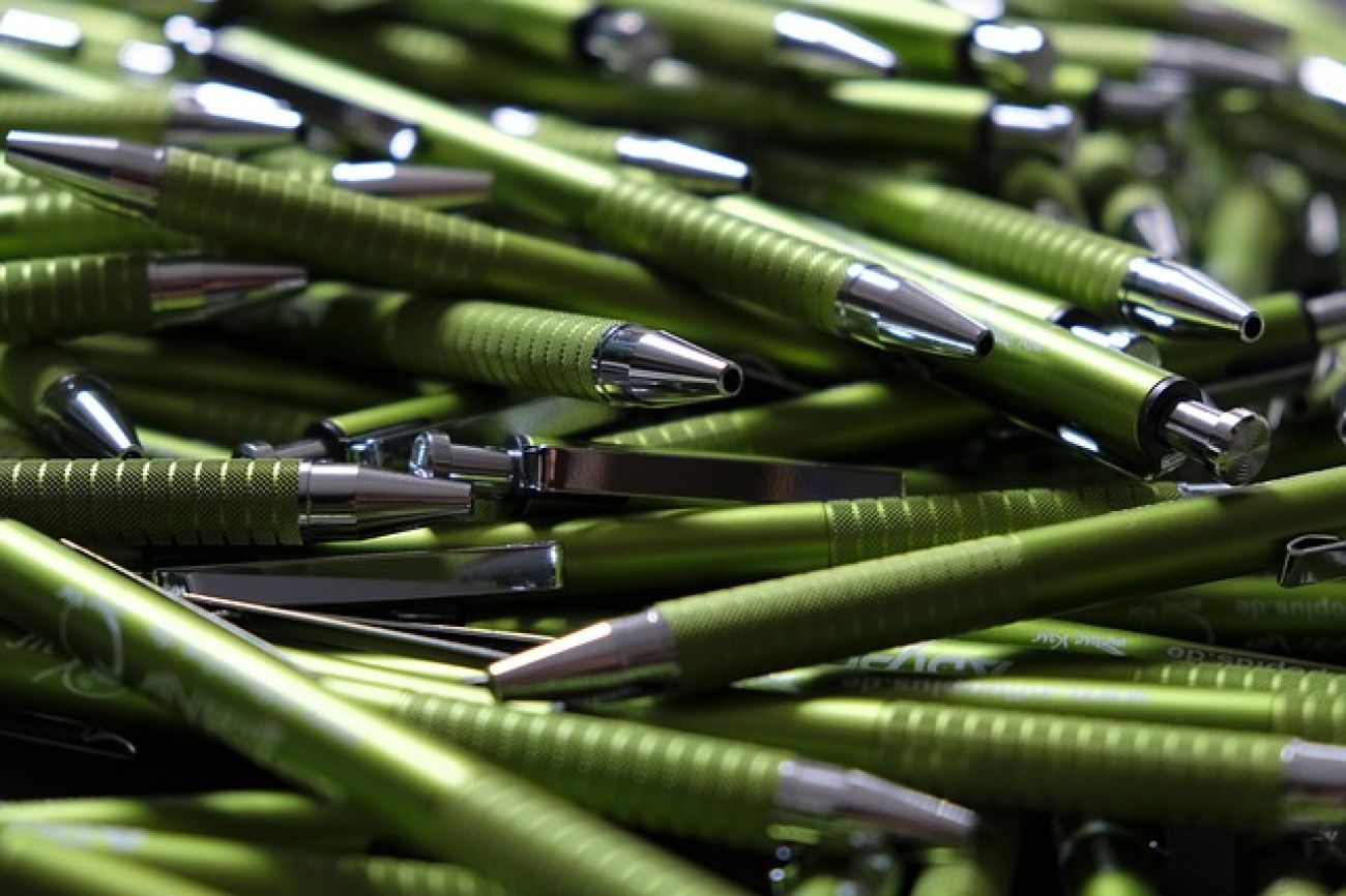 Viele grüne Kugelschreiber
