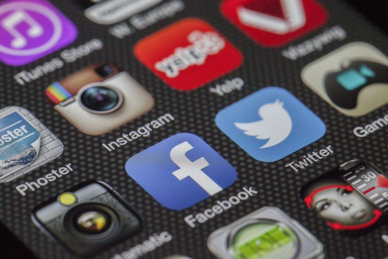 Blick auf einen Smartphone-Screen mit Social Media Symbolen