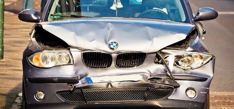 silberner BMW nach Auffahrunfall, Frontalansicht