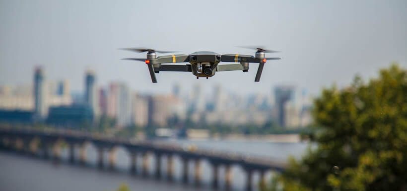 Drohne vor Stadtkulisse