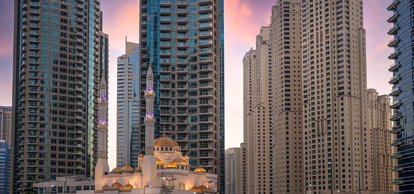 Wolkenkratzer in Dubai, Moschee im Vordergrund