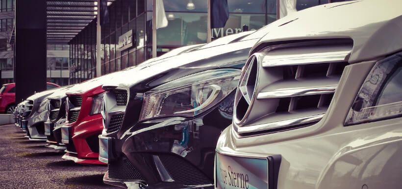 verschiedene Neuwagen der Marke Mercedes aufgereiht