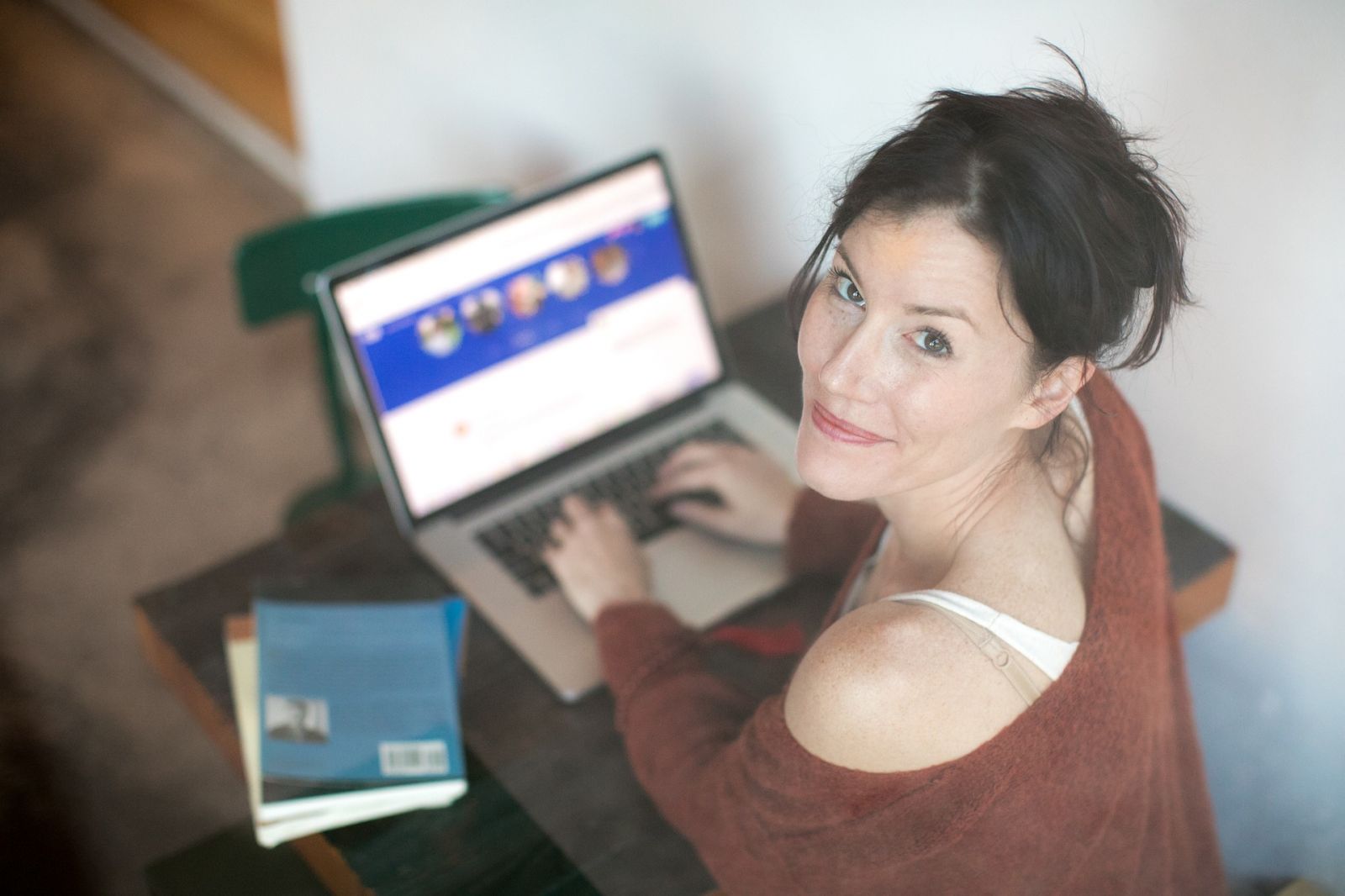 eine Frau arbeitet an einer Website
