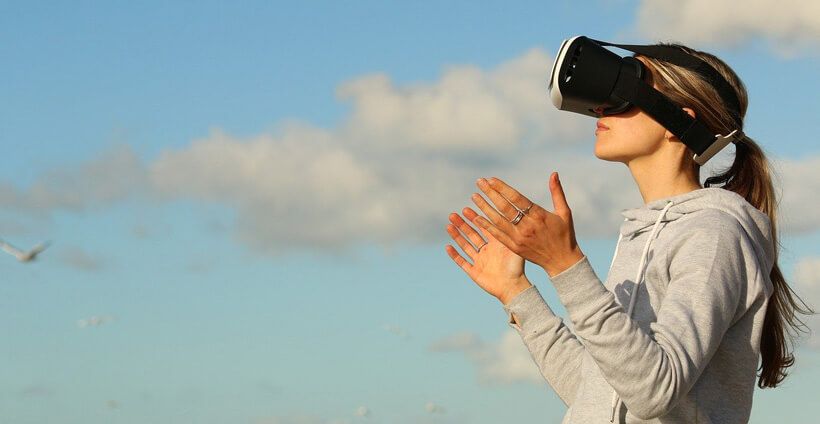 Frau mit Brille für Virtual Reality