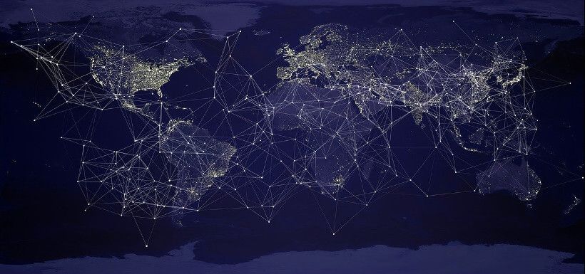 eine Weltkarte, die viele vernetzte Lichtpunkte in allen Weltregionen zeigt