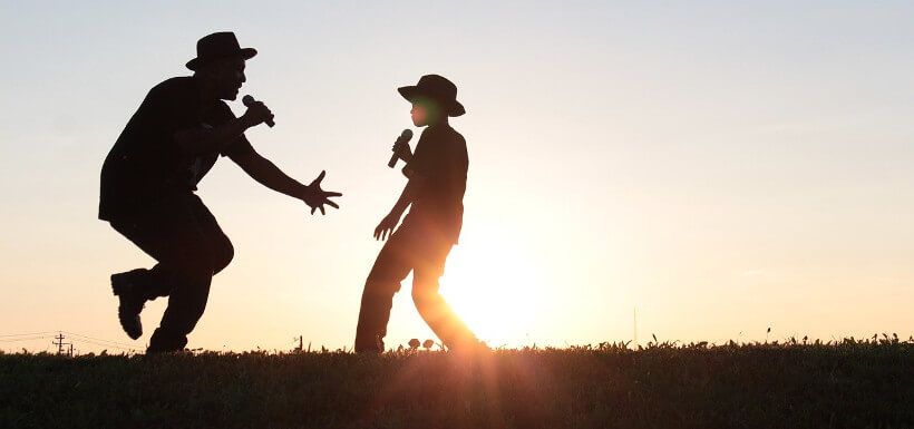 Silhouette: ein Mann und ein Junge tanzen im Dapper Style