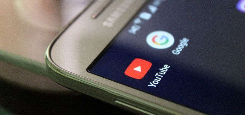 Nahansicht eines Samsung Smartphone-Screens, auf dem die App-Symbole für YouTube und Google erkennbar sind