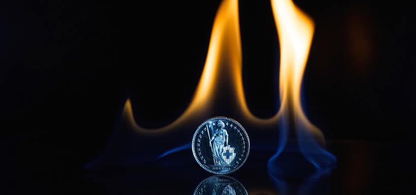 Helvetia-Münze in einer Flamme