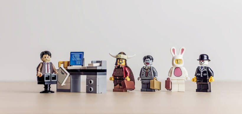 Personalsuche, dargestellt mit Lego-Männchen