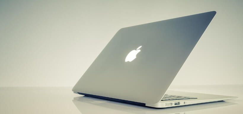 Mac-Laptop, halb aufgeklappt