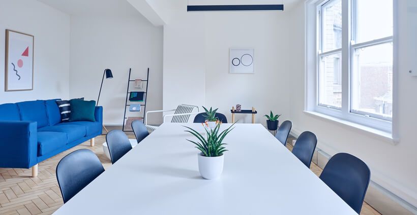 Leerer Meeting-Raum als Symbol für Online-Meetings
