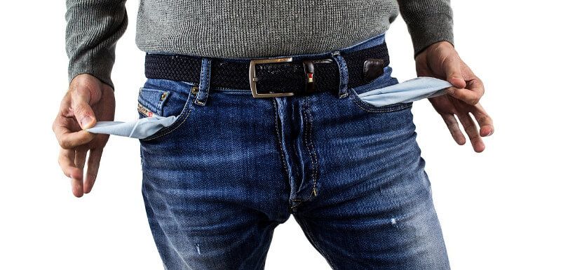 Mann stülpt die leeren Taschen seiner Jeans nach außen