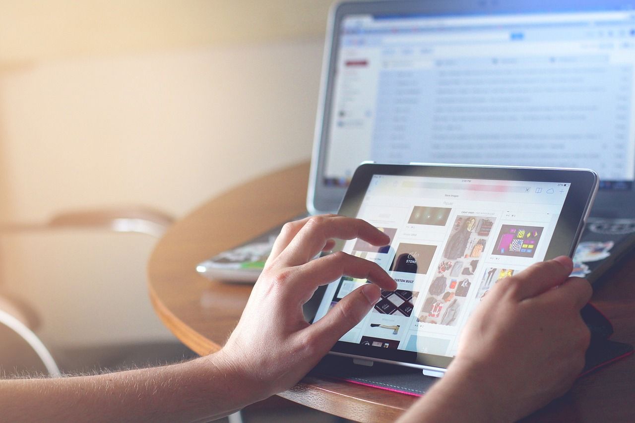 Hände an Tablet, Surfen im Internet in einem Online-Shop