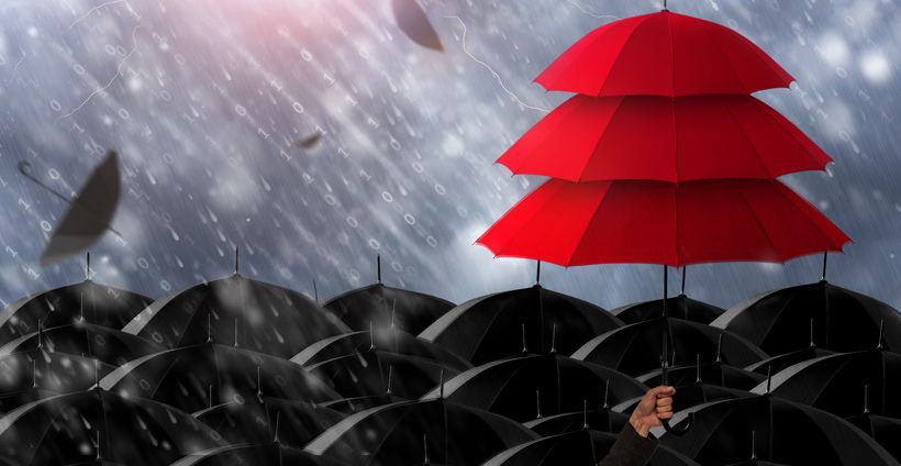 Regenschirme als Symbol für Schutz bei Versicherungen