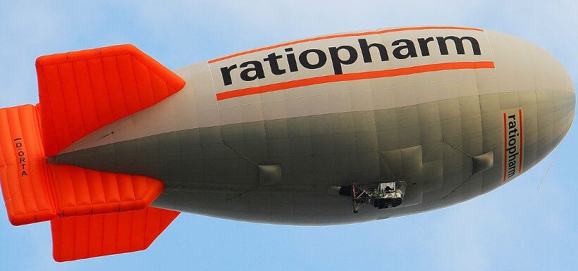 ein Werbe-Zeppelin von ratiopharm, der durch Form und Farbe an ein Zäpfchen erinnert